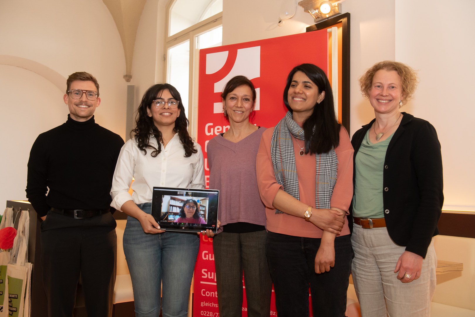 Honoured with the Maria von Linden Prize (from left): Sascha Sistenich and the Gender Group of the Centre for Development Research with Purti Sadhwani, Dr Eva Youkhana, Dr Sundus Saleemi, Dr Tina Beuchelt and Dr Dennis Lucy Aviles Irahola on the tablet.