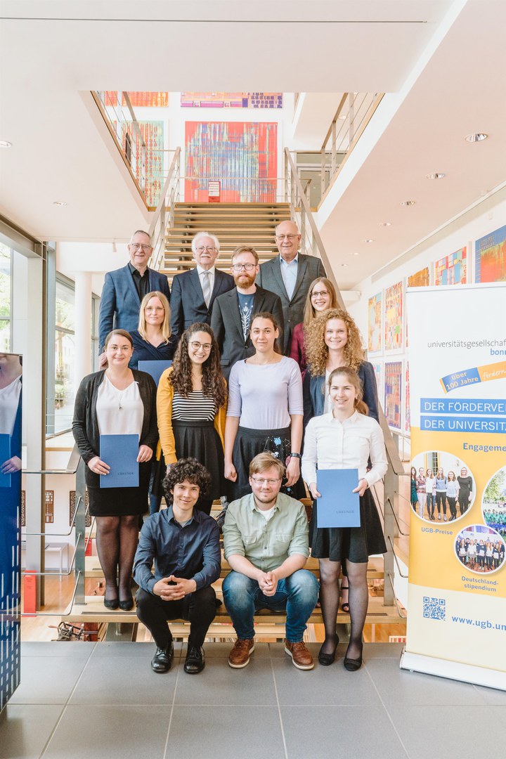 Members of the Universitätsgesellschaft and the award-winning students and PhDs.