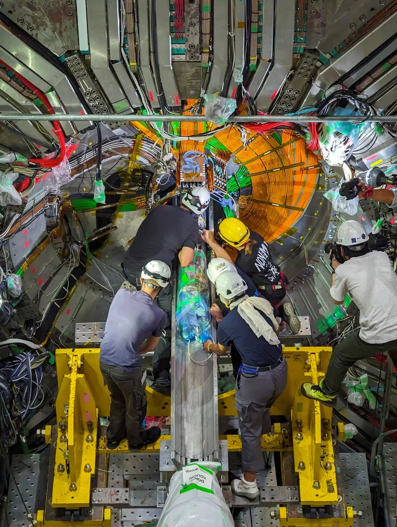 Installing the pixel detector,