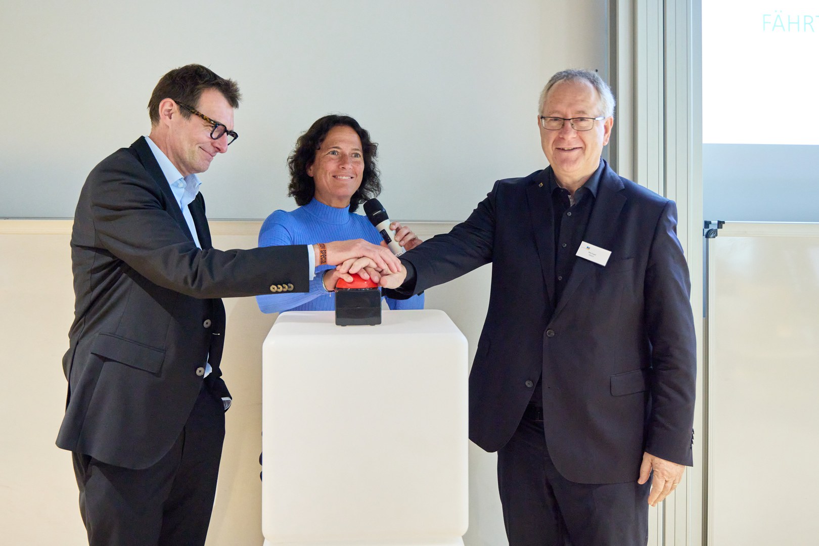 With a symbolic push of a button by Provost Holger Gottschalk, Professor Maren Bennewitz, Vice Rector for Digitalization, and Rector Michael Hoch, Marvin’s 18,432 computing cores commenced operation.