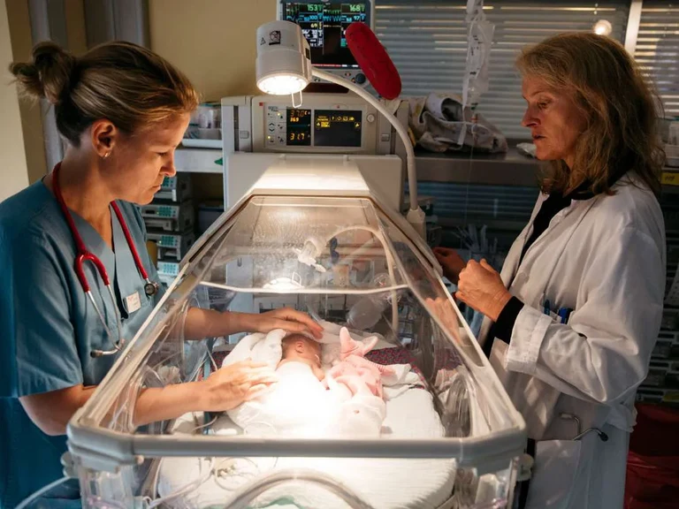 The photo shows Professor Dorothee Viemann (right) and Dr. Sabine Pirr,