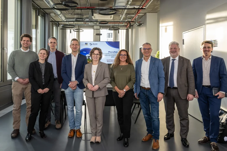 The EU Environment Commissioner (5. from the left) met researchers from the University of Bonn's PhenoRob Cluster of Excellence.