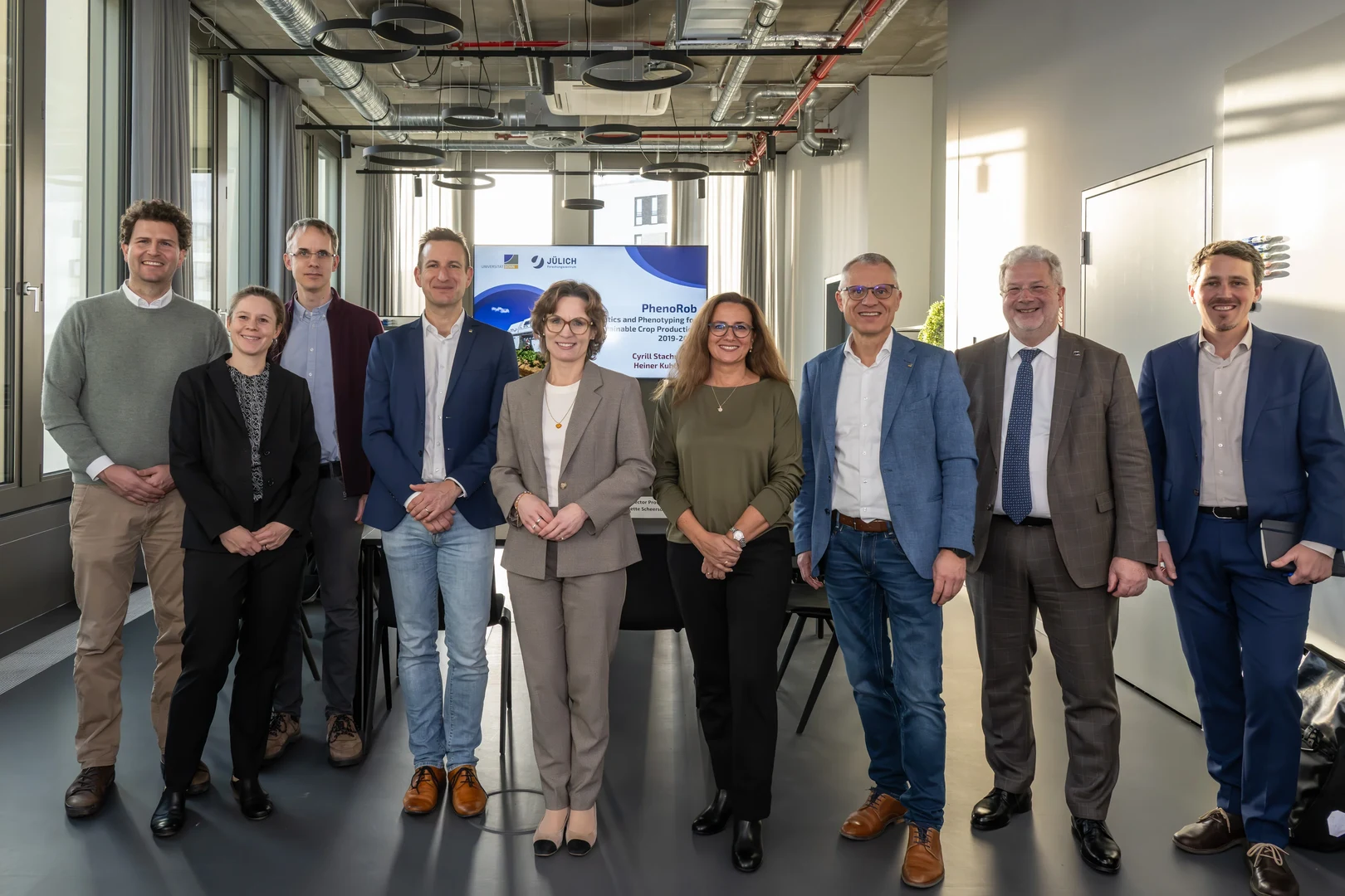 The EU Environment Commissioner (5. from the left) met researchers from the University of Bonn's PhenoRob Cluster of Excellence.