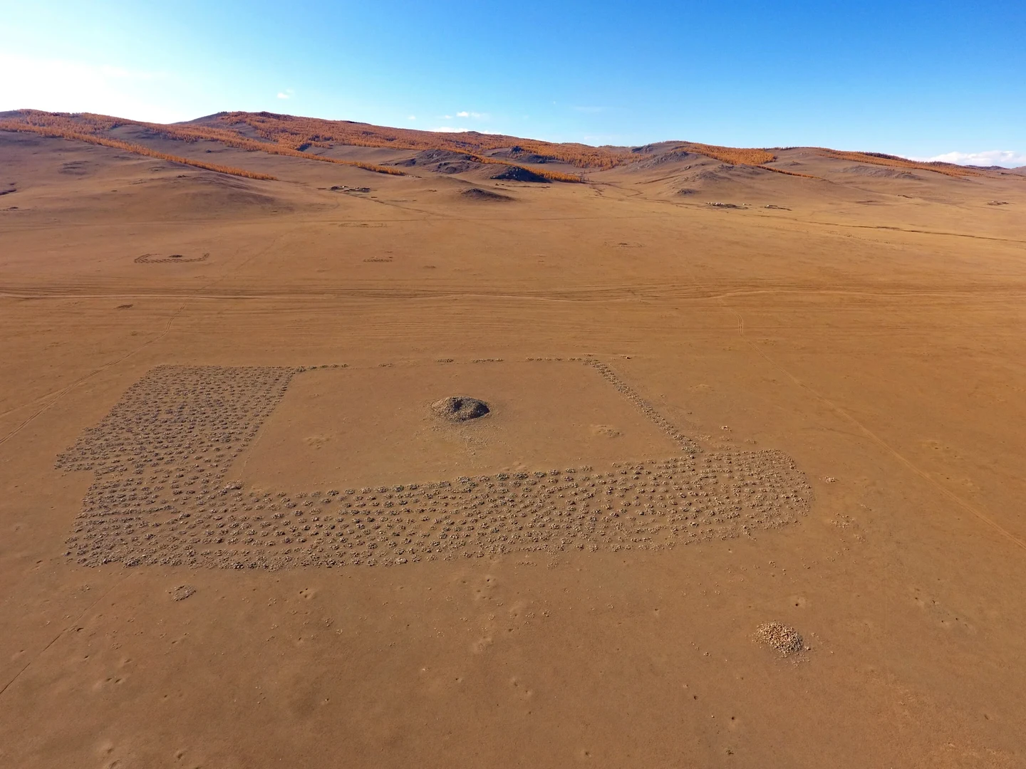 The khirigsuur at Urt Bulagyn Am is a central human grave surrounded by thousands of satellite hills, each containing body parts from a sacrificed horse