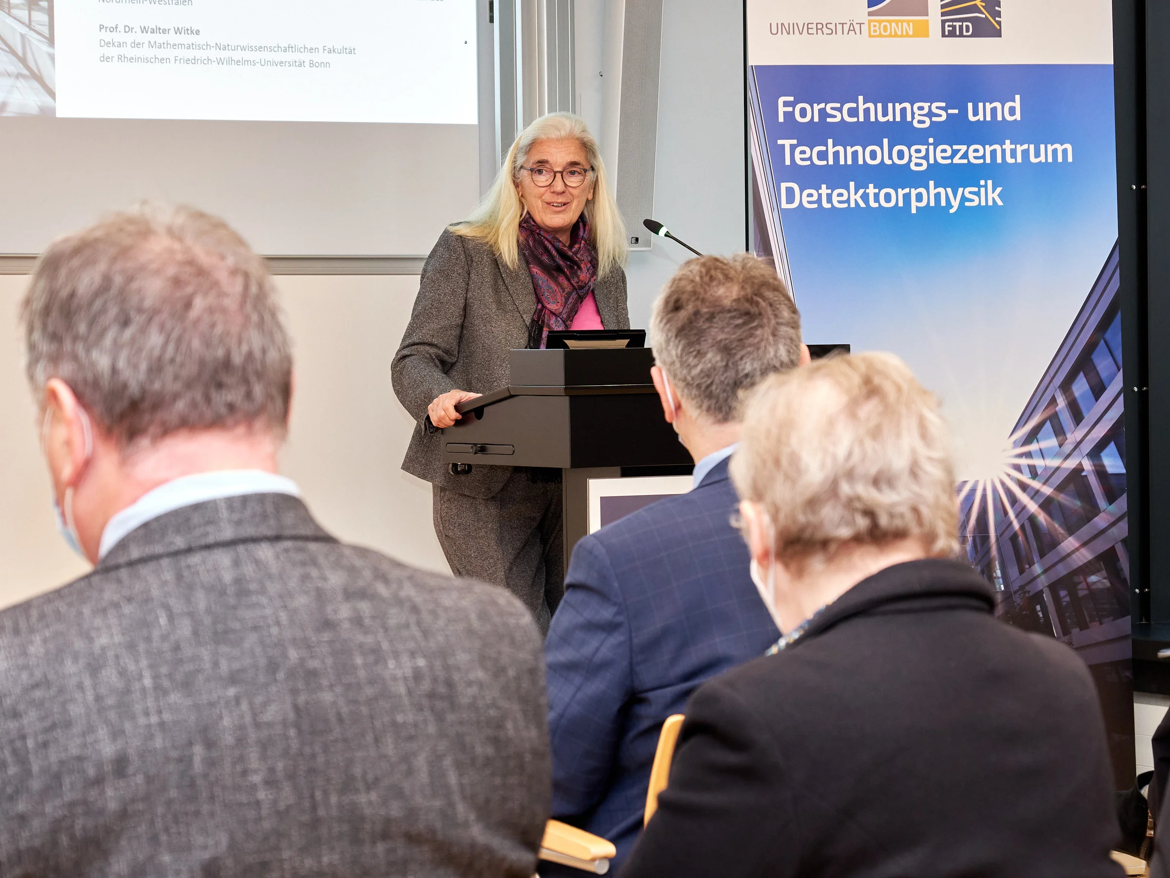 Minister Isabel Pfeiffer-Poensgen wished the researchers a "high efficiency" of research.