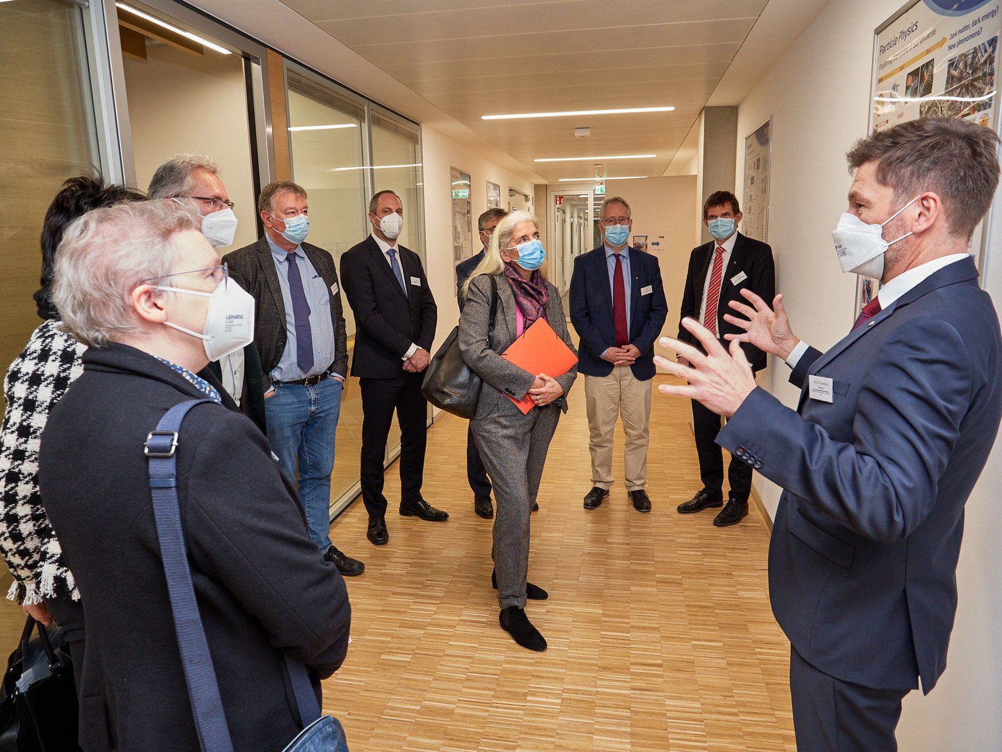 Prof. Dr. Bernhard Ketzer (right) gives an introduction to the work at the FTD.