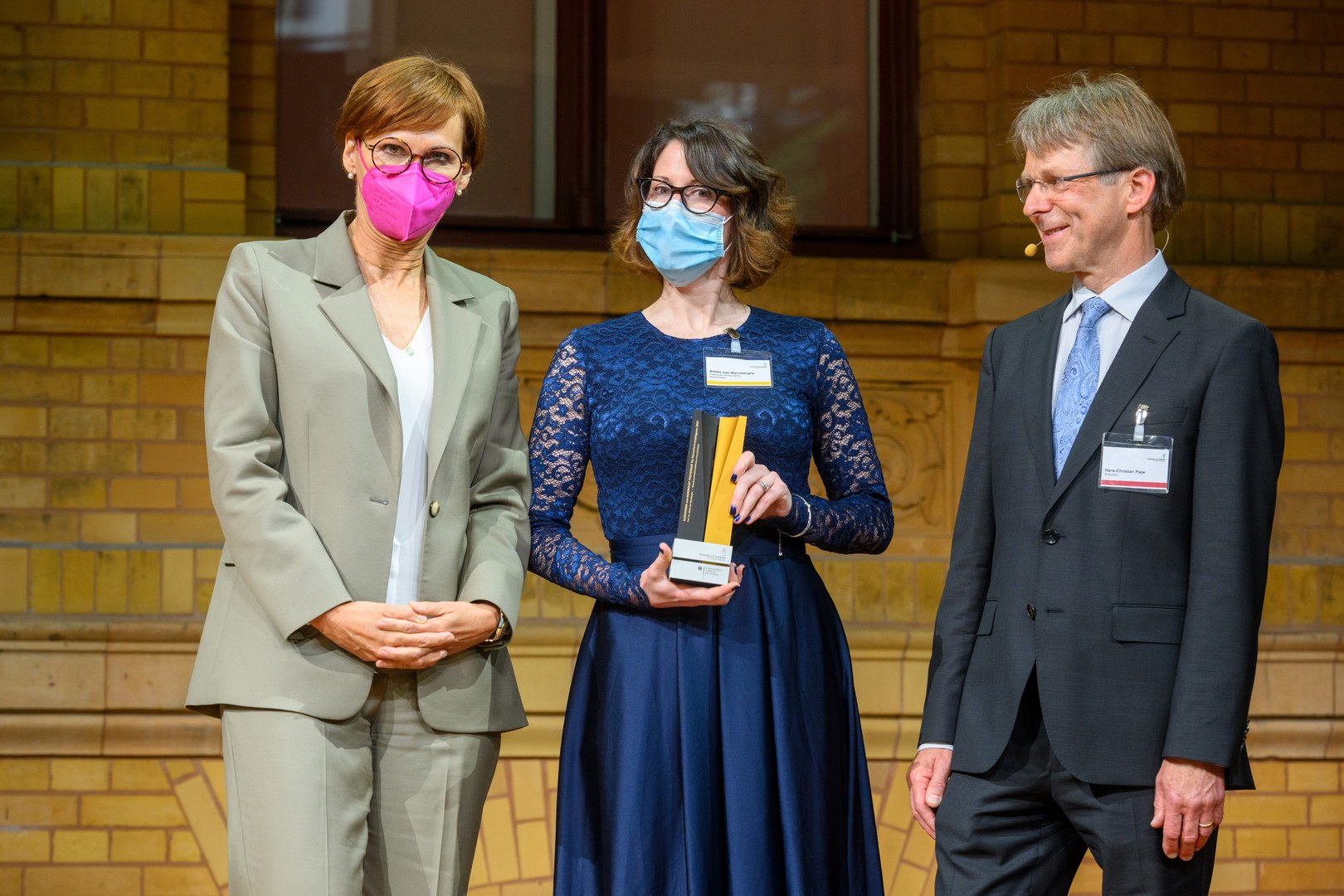 Humboldt Professor Aimee van Wynsberghe (center) with Bettina Stark-Watzinger, Federal Minister of Education and Research, and Hans-Christian Pape, President of the Humboldt Foundation.
