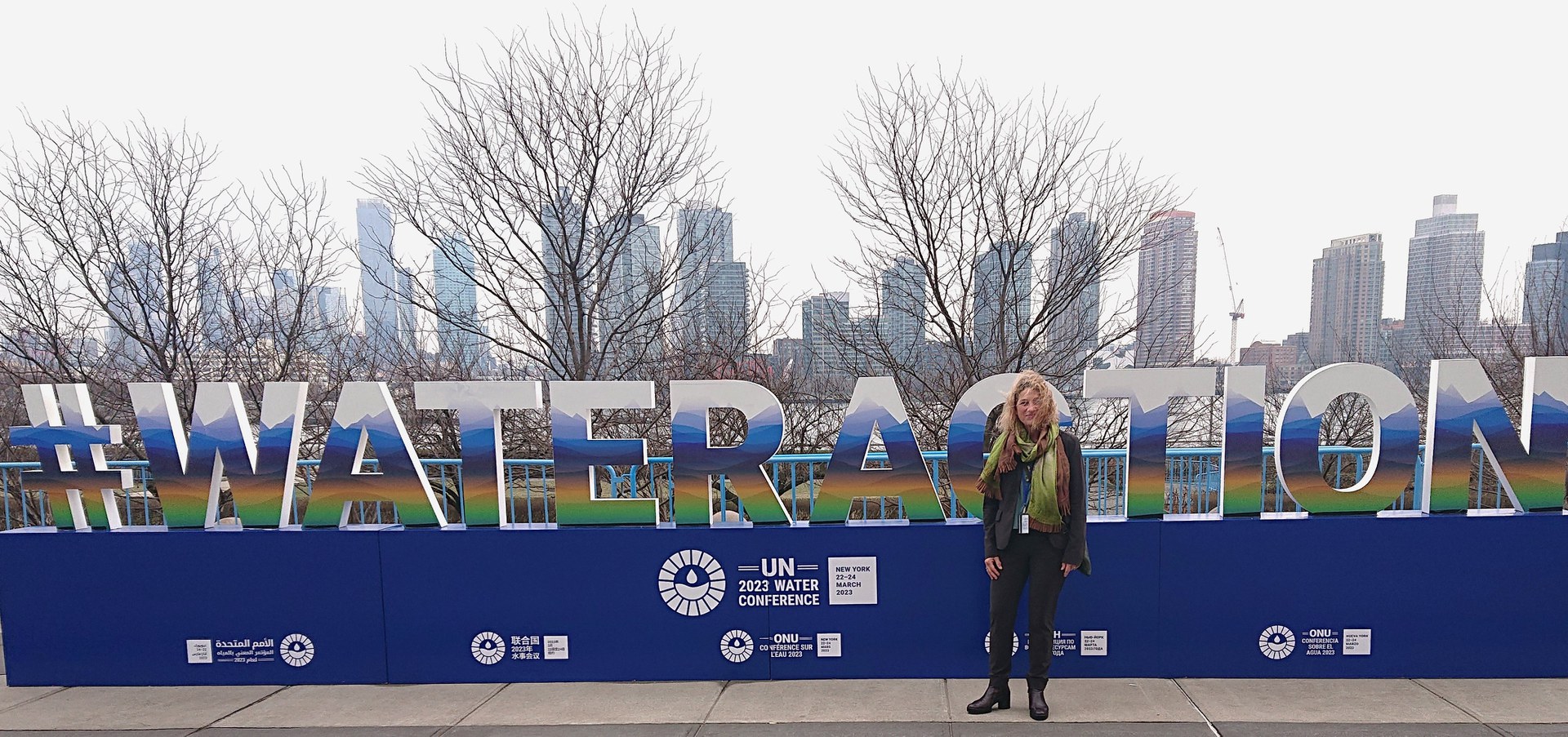 Prof. Mariele Evers in front of the lettering of the UN Water Conference in New York.