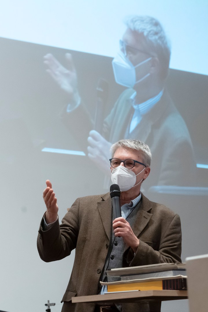 Professor Meschede greeted the guests attending on site and via livestream, who has organized and overseen the program of activities commemorating Rudolf Clausius throughout the year.