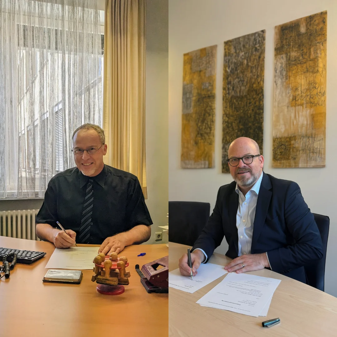 Head of department Prof. Dr. Michael Rohrschneider (left) and school principal Christoph Dahmen signing the contract.