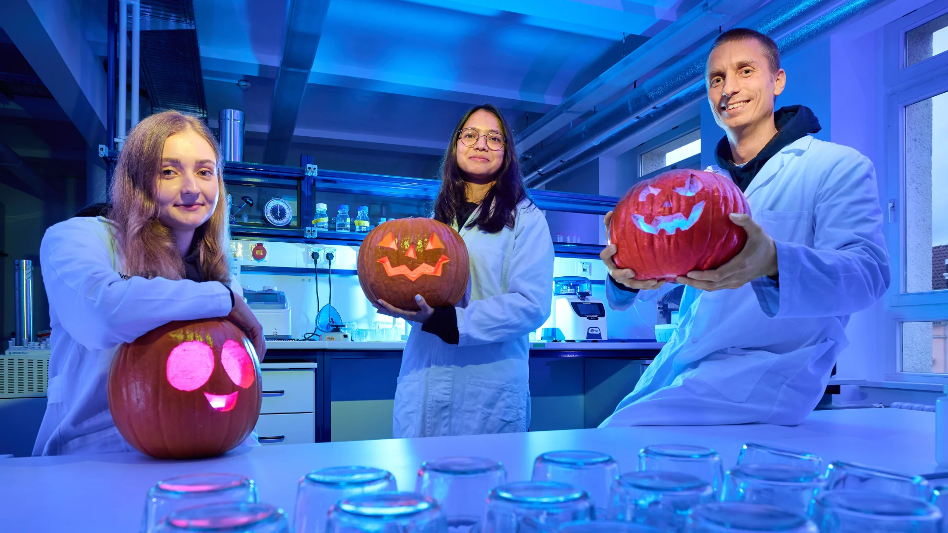 From left to right: Marie Hagedorn, Nancy Choudhary and Prof. Boas Pucker wish you a Happy Halloween!