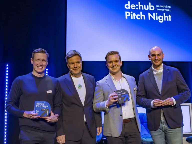 Federal Minister Robert Habeck (2nd from left) with the winners of the de:hub Pitch Night