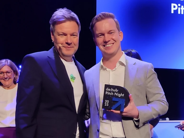 Federal Minister Robert Habeck (left) presents the AI Award to Code Intelligence CEO Eric Brüggemann (right)