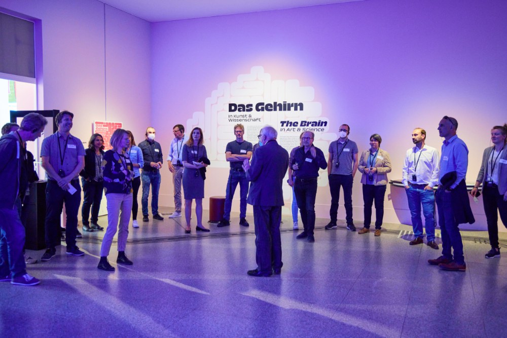 After the constraints of the pandemic, everyone felt a great need to see each other live and exchange ideas. The exhibition "Das Gehirn in Kunst und Wissenschaft“ (The Brain in Art and Science) provided a relaxed setting.