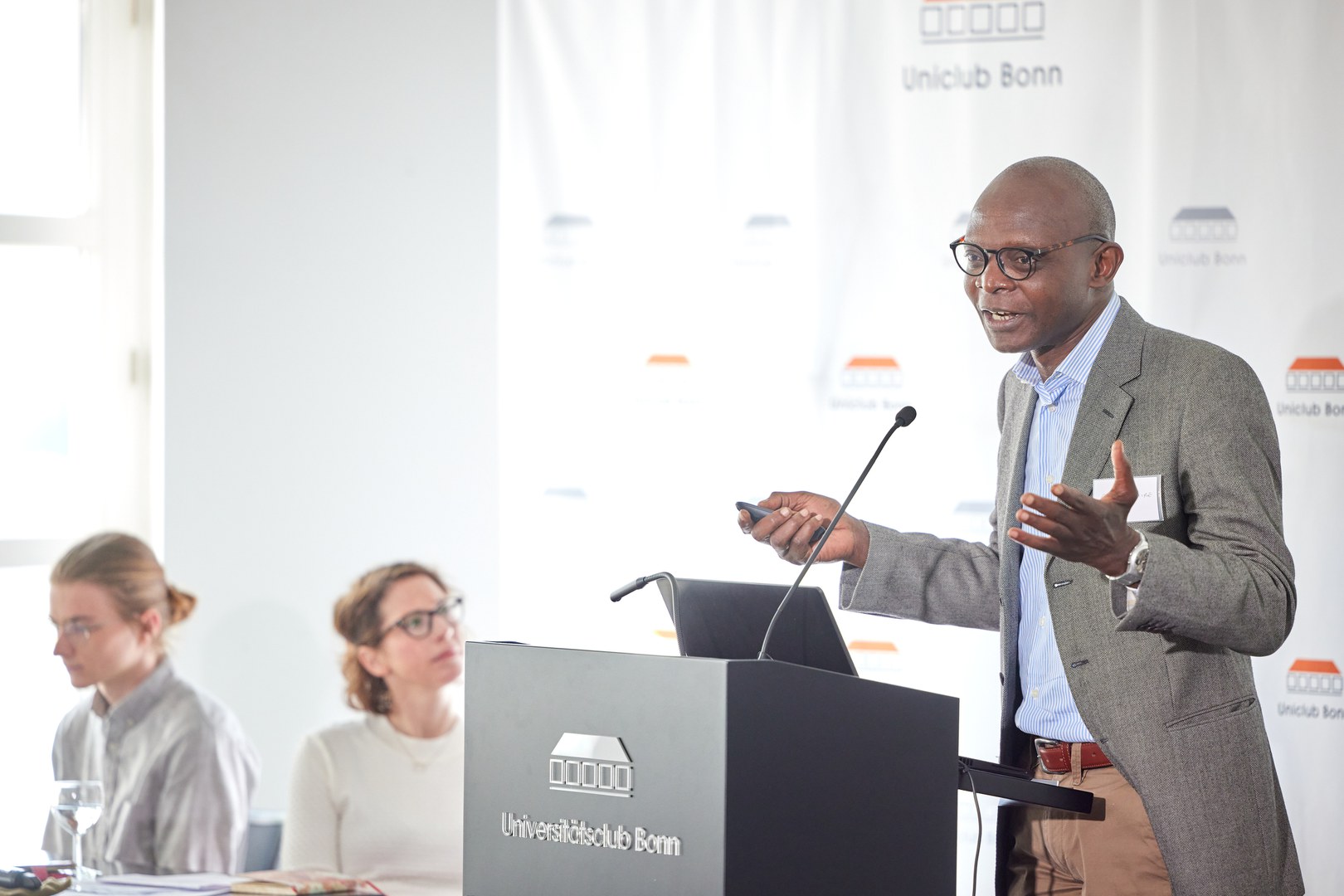 In his keynote lecture, Prof. Dr. Caesar Atuire from the University of Ghana spoke about a decolonial framework for thinking about sustainable AI.