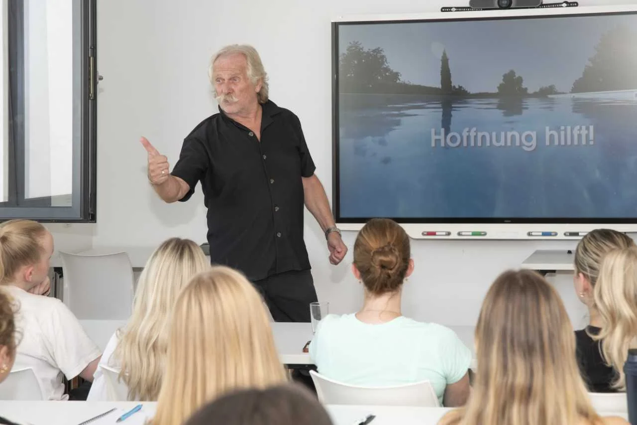 In a talk titled “Hope Helps!”, Henning Krautmacher