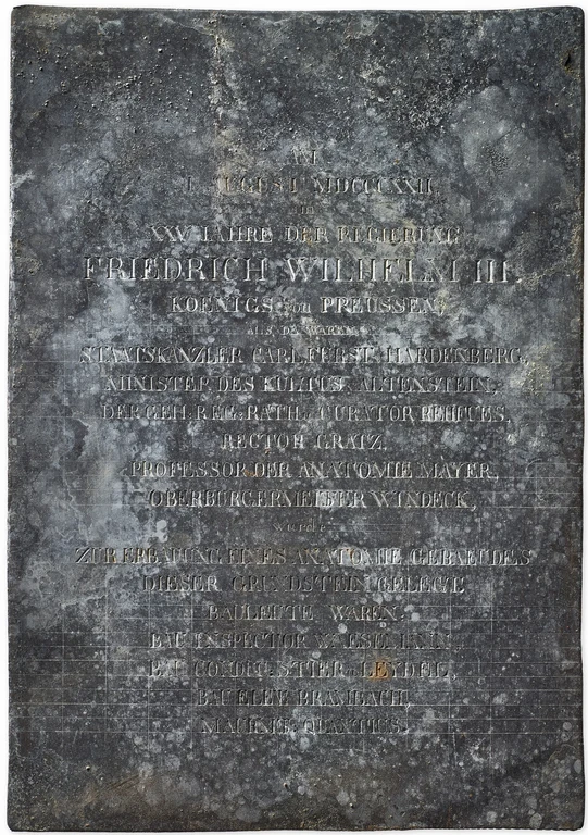 Still clearly legible after around 200 years: the inscription on the lead plate that was embedded in the wall when the foundation stone was laid in 1822.