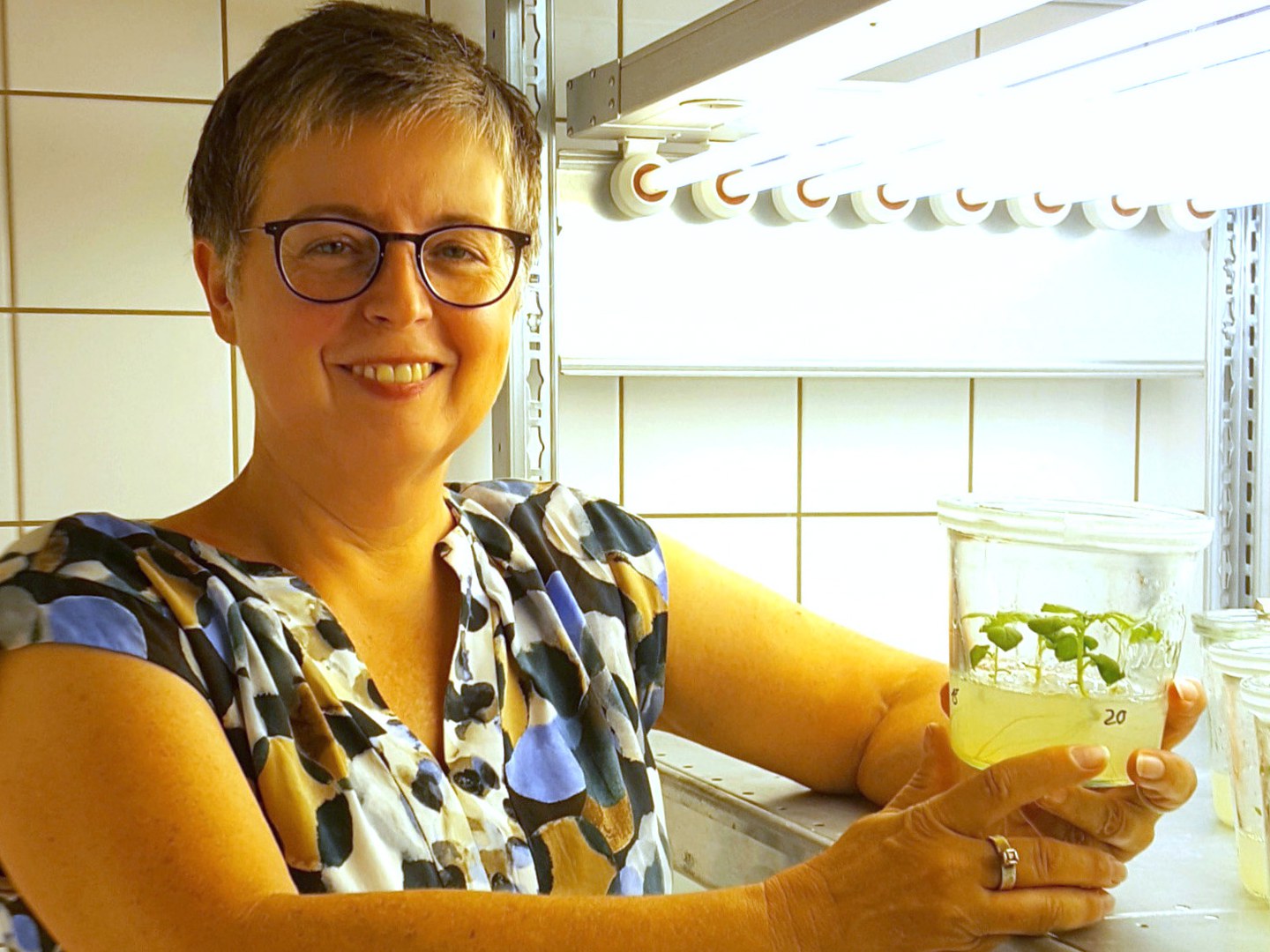 Prof. Dr. Ute Vothknecht with a culture vessel: