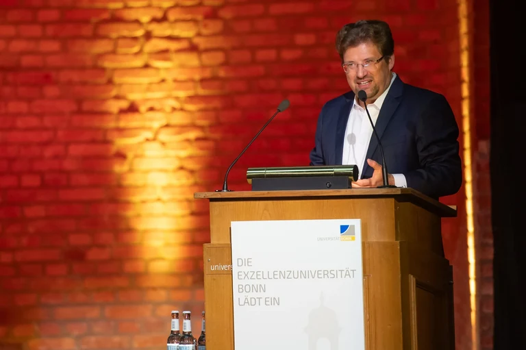 Prof Dr Dennis Lehmkuhl, Professor of Philosophy of Nature and Science, explained in his lecture what space-time is.