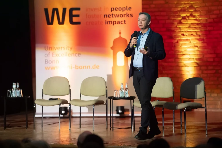 Prof Dr Michael Kramer from the Max Planck Institute for Radio Astronomy contributed the astrophysical view of time.