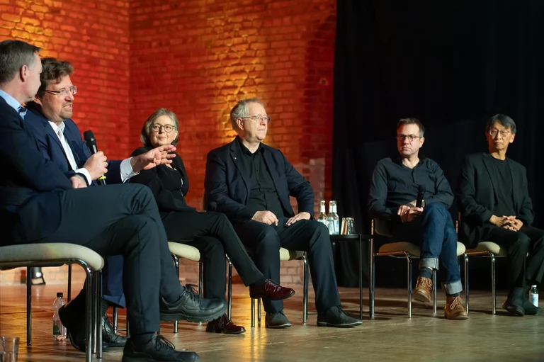 The panel was completed by Prof Dr Ute Vothknecht (3rd from left), Institute of Cellular & Molecular Botany (IZMB), and Prof Dr Klaus Fließbach (2nd from right), Senior Physician at the Clinic for Neurodegenerative Diseases and Gerontopsychiatry at the University Hospital.