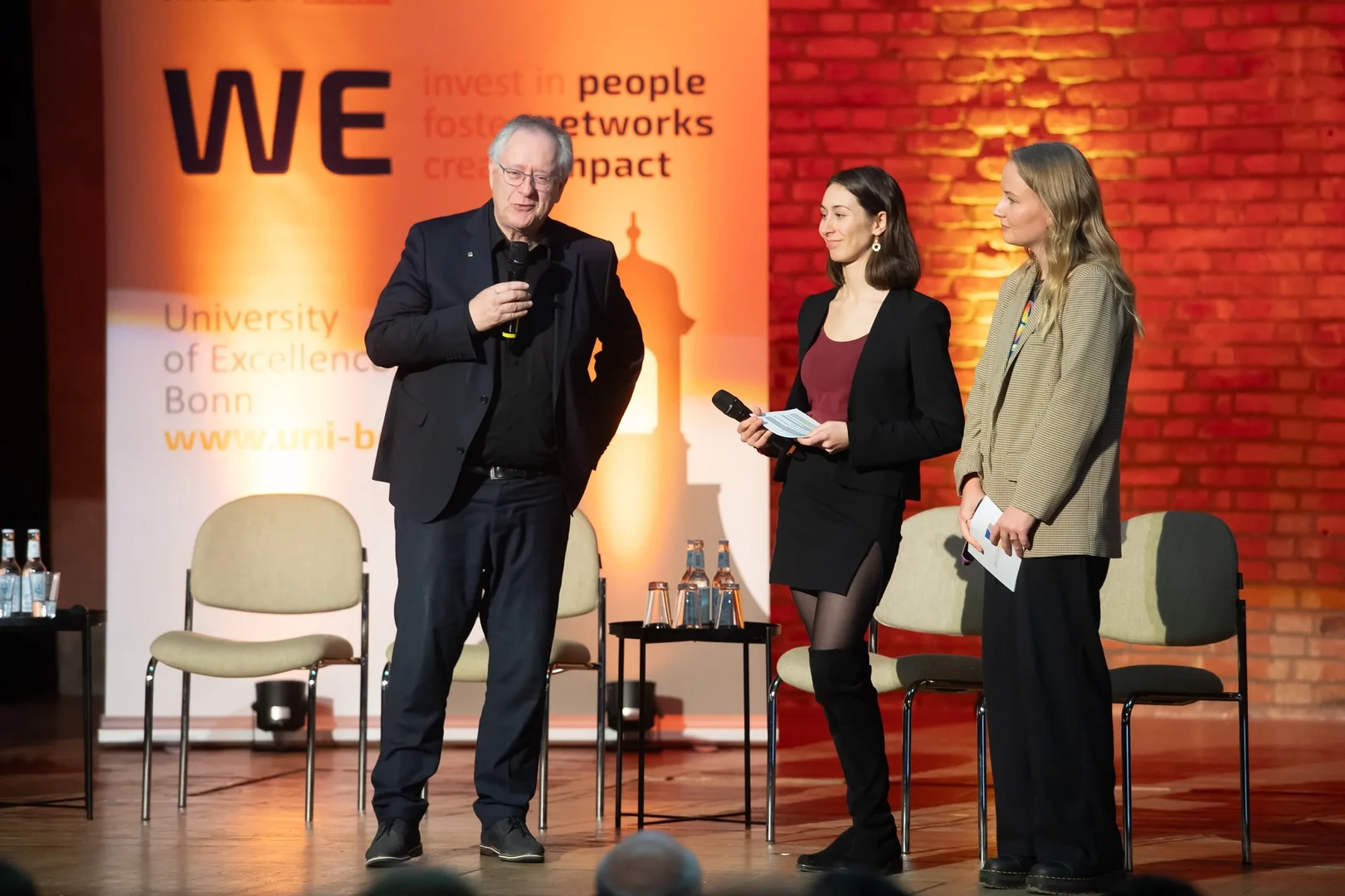The host of the evening Prof Dr Dr h.c. Michael Hoch, Rector of the University of Bonn, together with the moderators.