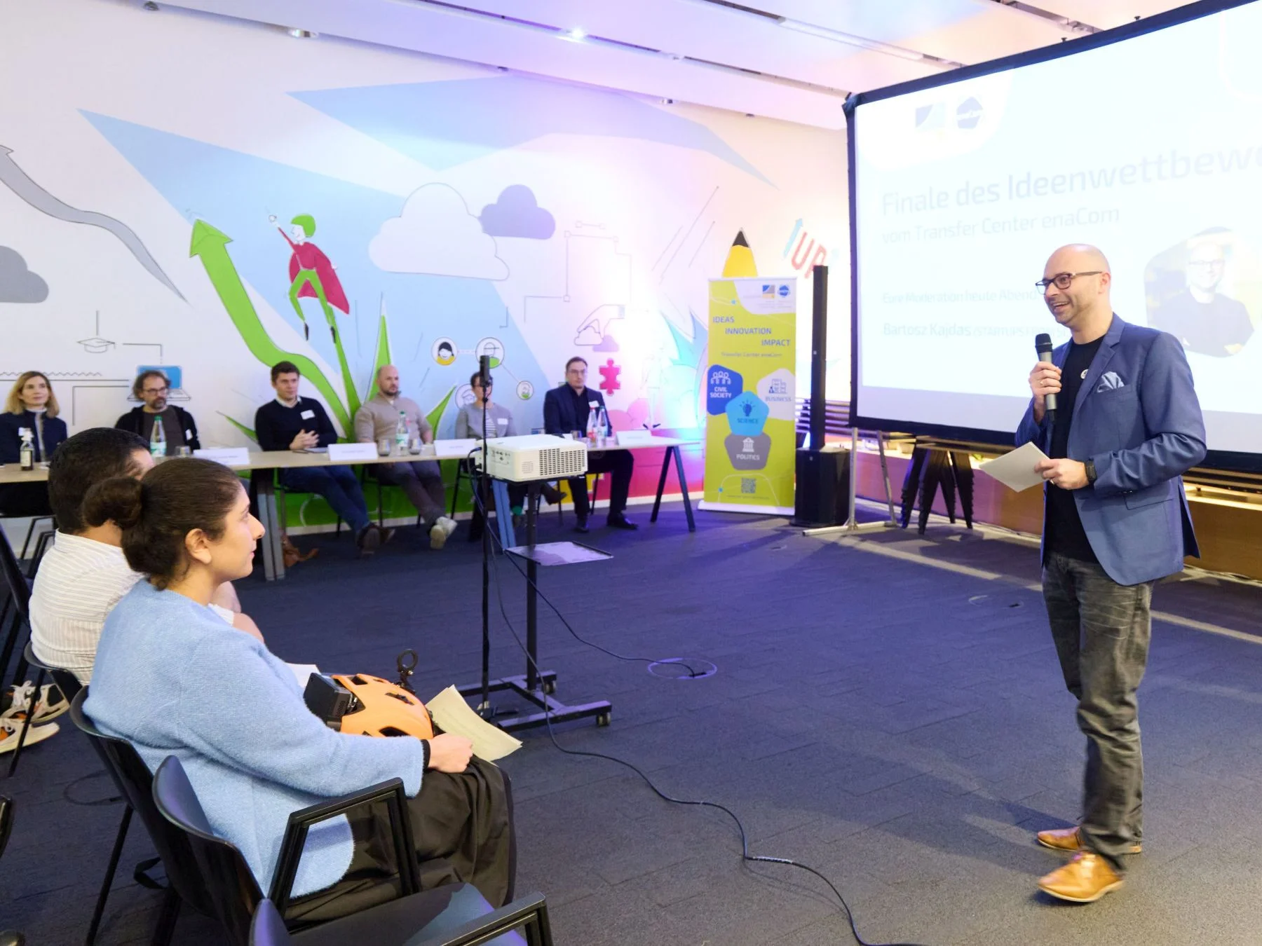 Host Bartosz Kajdas welcomes the audience and jury