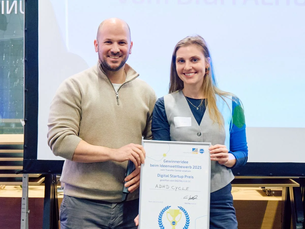 Sven Wittich presents the Digital Startup Award from DIGITALHUB.DE to Dr. Marie Atzor from “ADHD Cycle.”