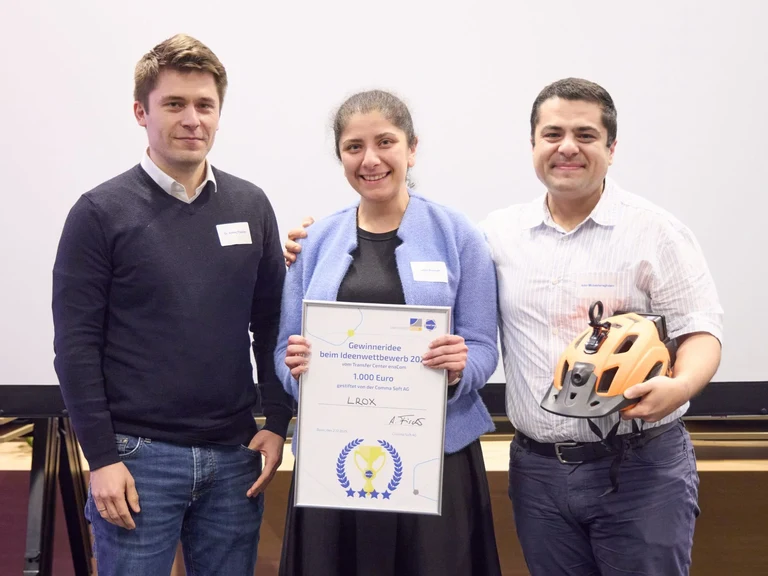 Dr. Andrej Fischer presents the Comma Soft AG award to the “LROX” team.