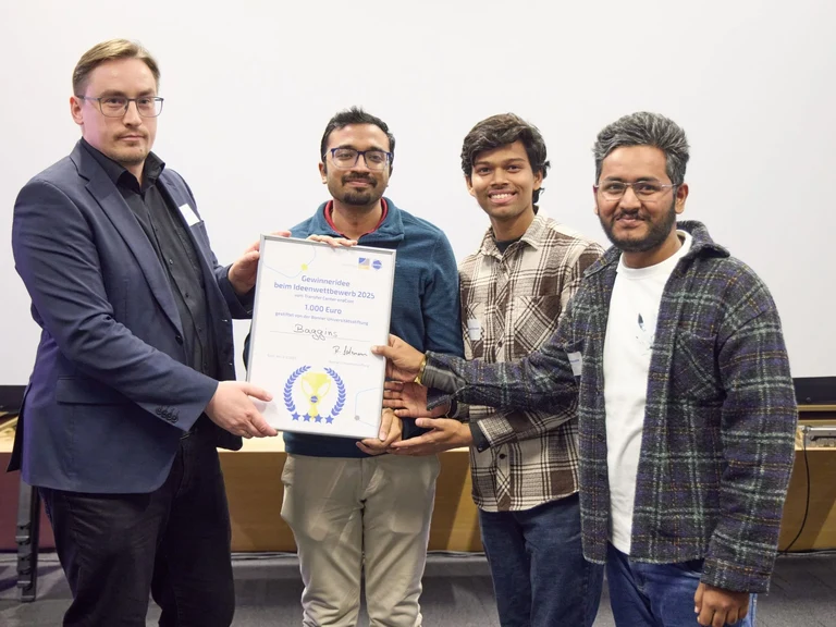 Robert Salzmann presents the Bonn University Foundation Award to the “Baggins” team.
