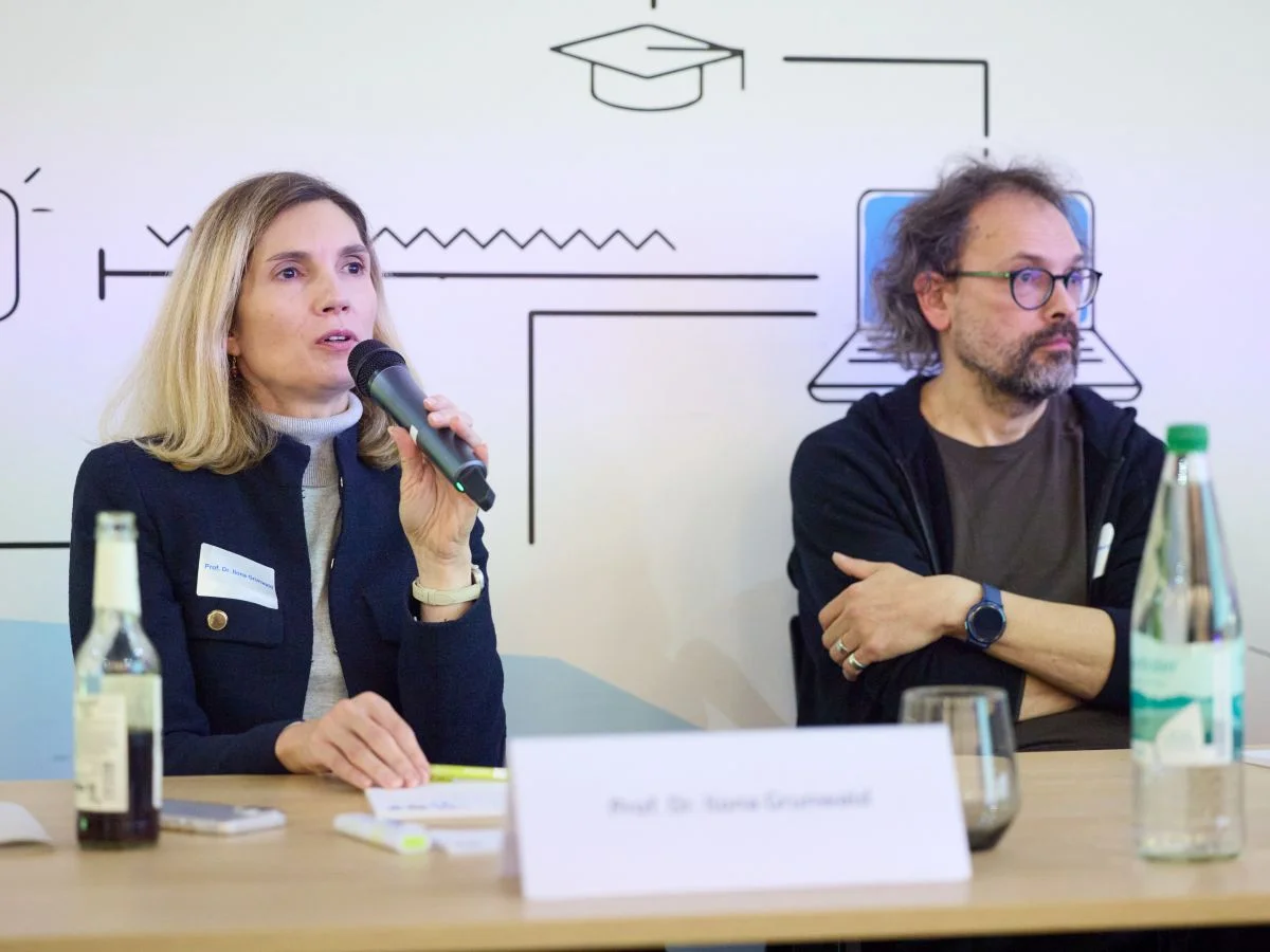 Prof. Ilona Grunwald and Prof. Günter Mayer evaluate the pitches as jury members and ask questions.