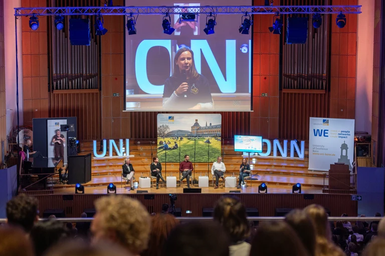 On stage, representatives from the rectorate and the university presented their topics. This also included opportunities to get involved yourself.