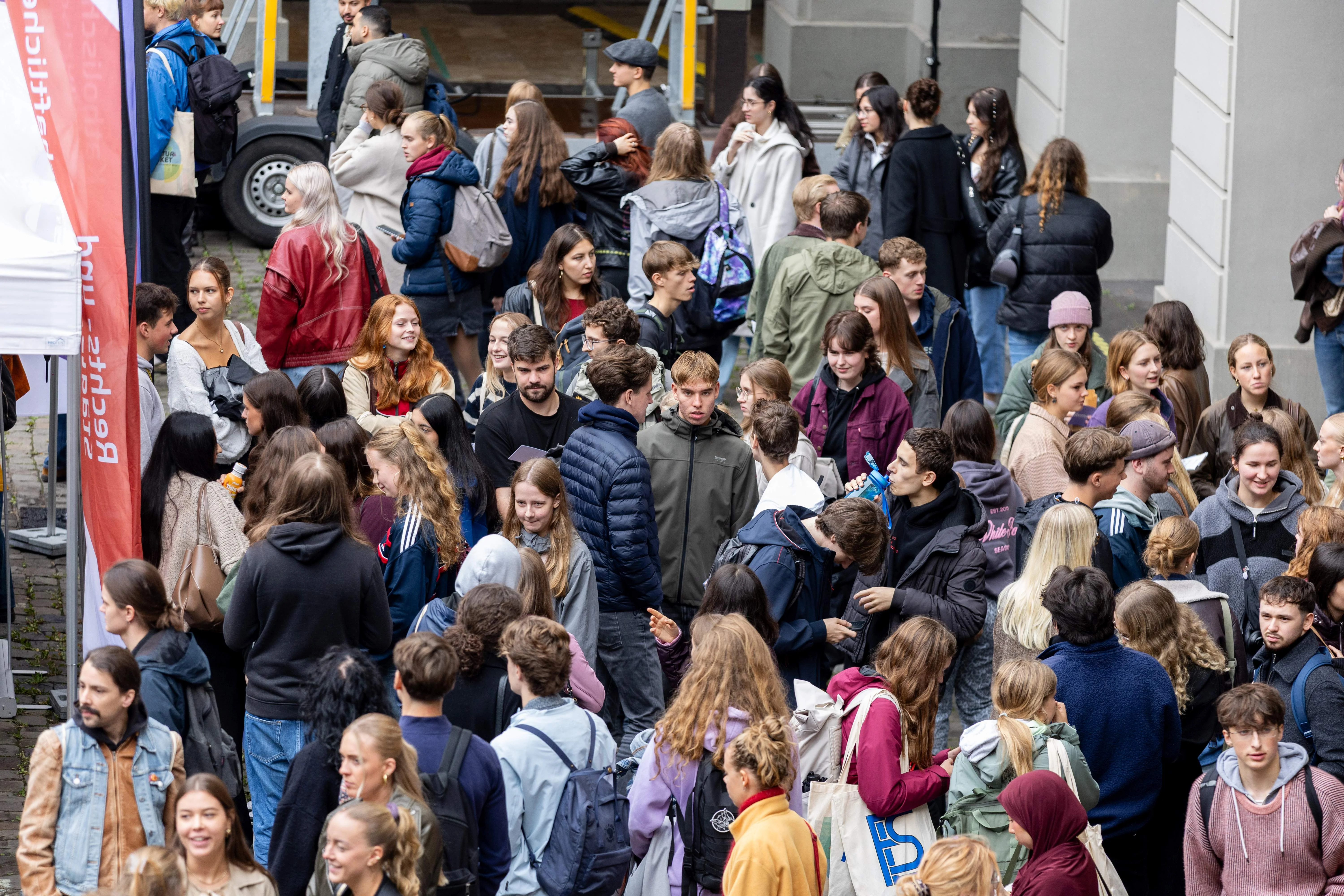 Large crowds at the information market in the Arkadenhof.