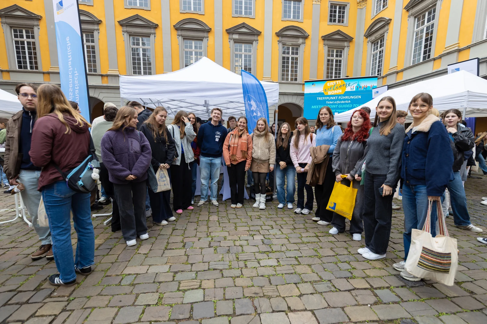 The student councils met with the new students in the arcade courtyard.