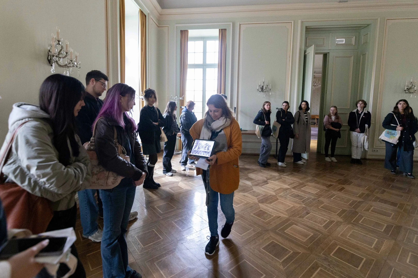 Guided tours of the main building were offered for first-year students.