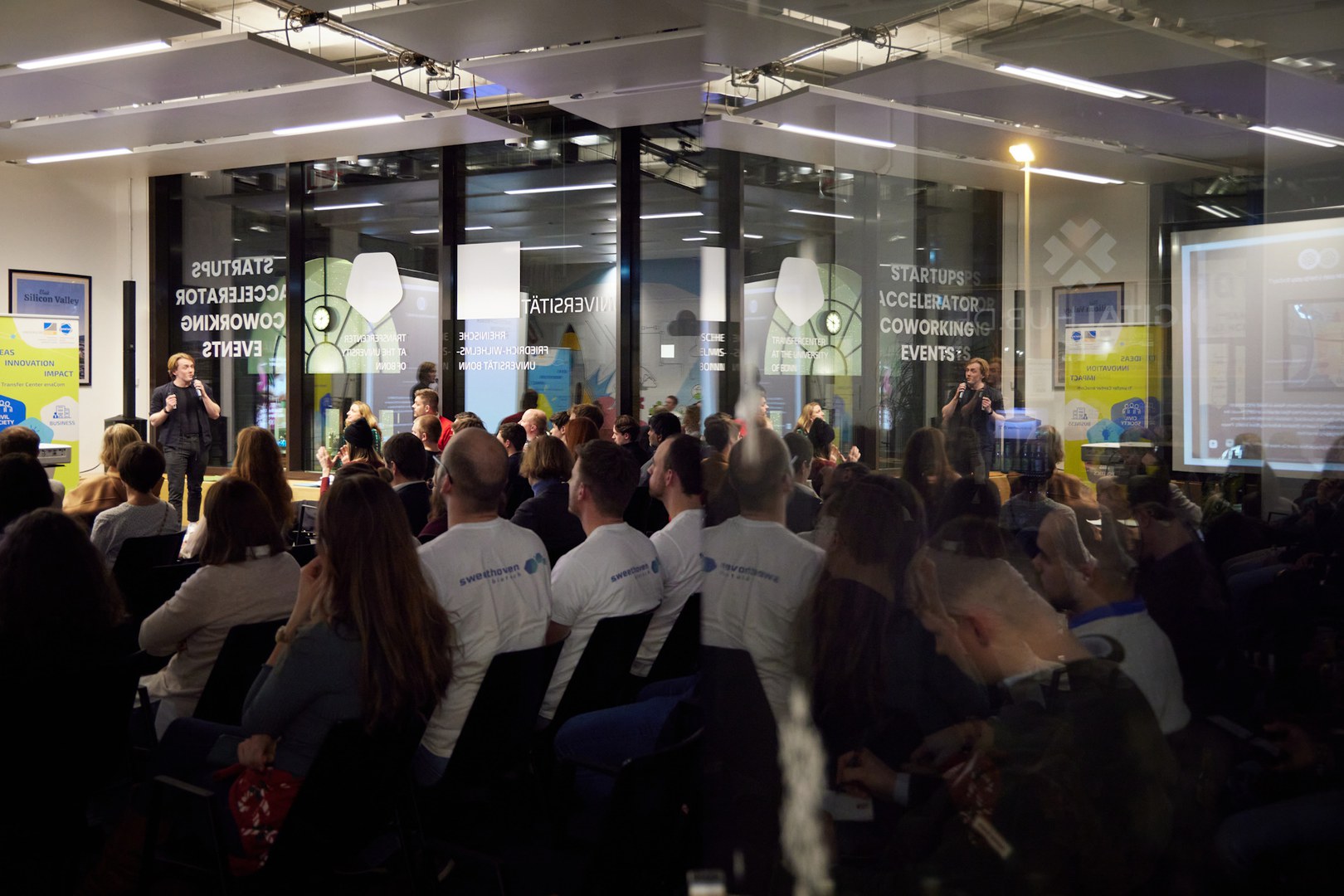 The large hall in the Digitalhub at Bonn Central Station with the audience at the final of the 2023 ideas competition.jpeg