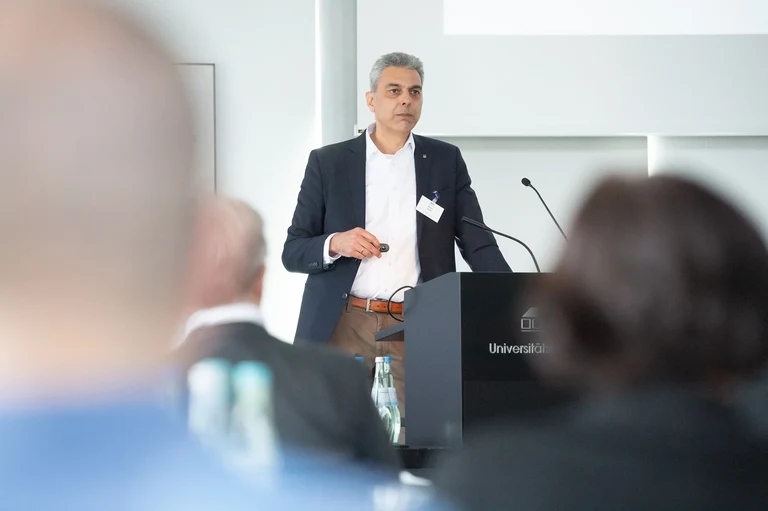 Professor Matin Qaim, Executive Director of the ZEF at the University of Bonn, gave a lecture on the developments under way in agriculture to reduce poverty, hunger and malnutrition