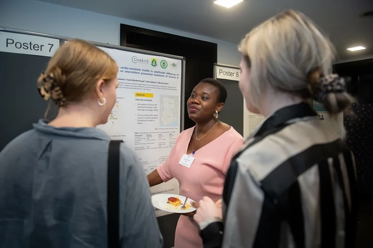 Early-career researchers like Marian Abrafi Osei from the Center for Development Research likewise had the opportunity to present their research findings in several poster pitches and, as shown here, in a general discussion at the end