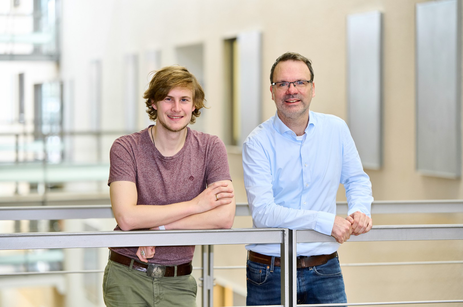 (from the left) Niels Schneberger, doctoral student at UKB's Institute of Structural Biology, with PD Dr. Gregor Hagelueken, group leader at the Institute of Structural Biology at UKB.