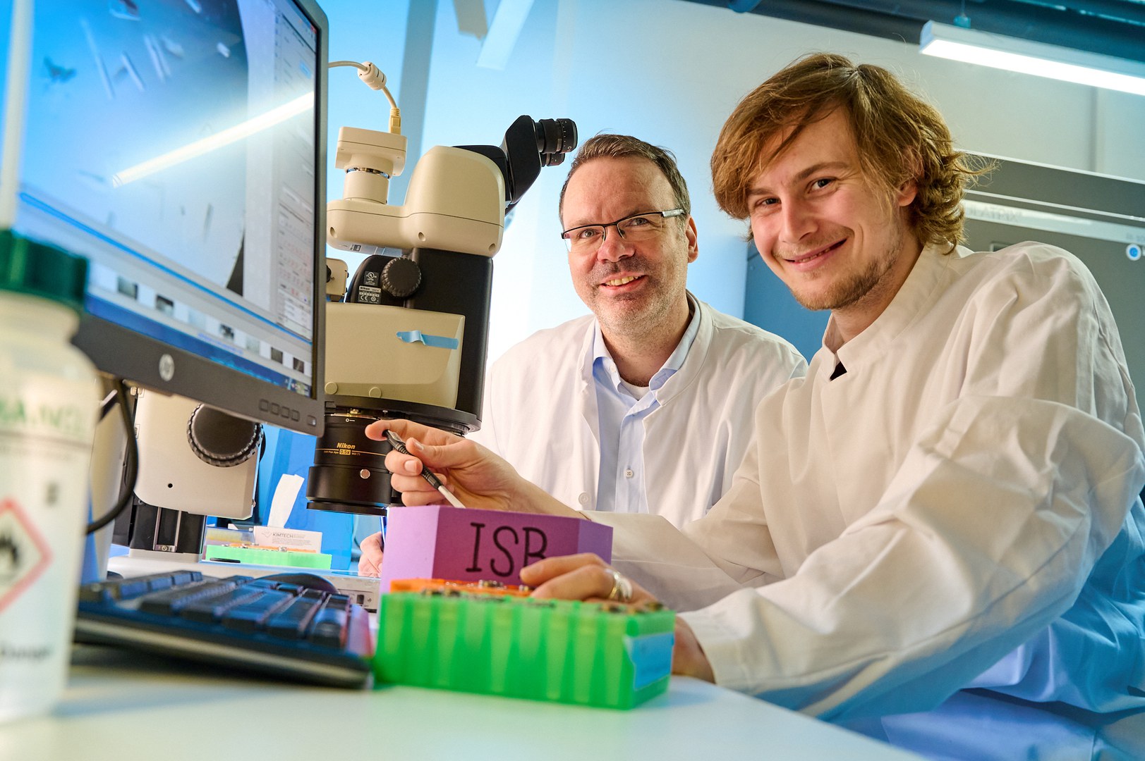 In the lab: (from the left) PD Dr. Gregor Hagelueken, group leader at the Institute of Structural Biology at UKB, and Niels Schneberger, doctoral student at UKB's Institute of Structural Biology, are freezing protein crystals.