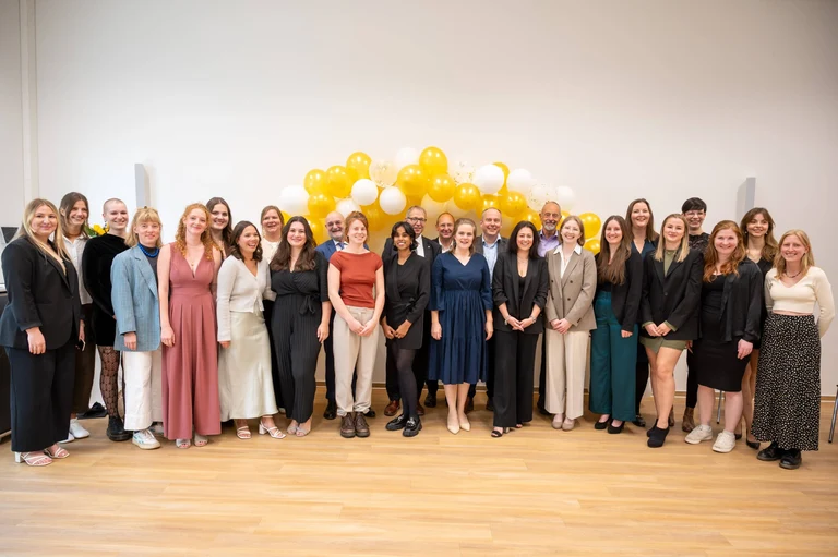 The graduates of the Bachelor's programme in Midwifery together with representatives of the University of Bonn, the Faculty of Medicine and the University Hospital Bonn