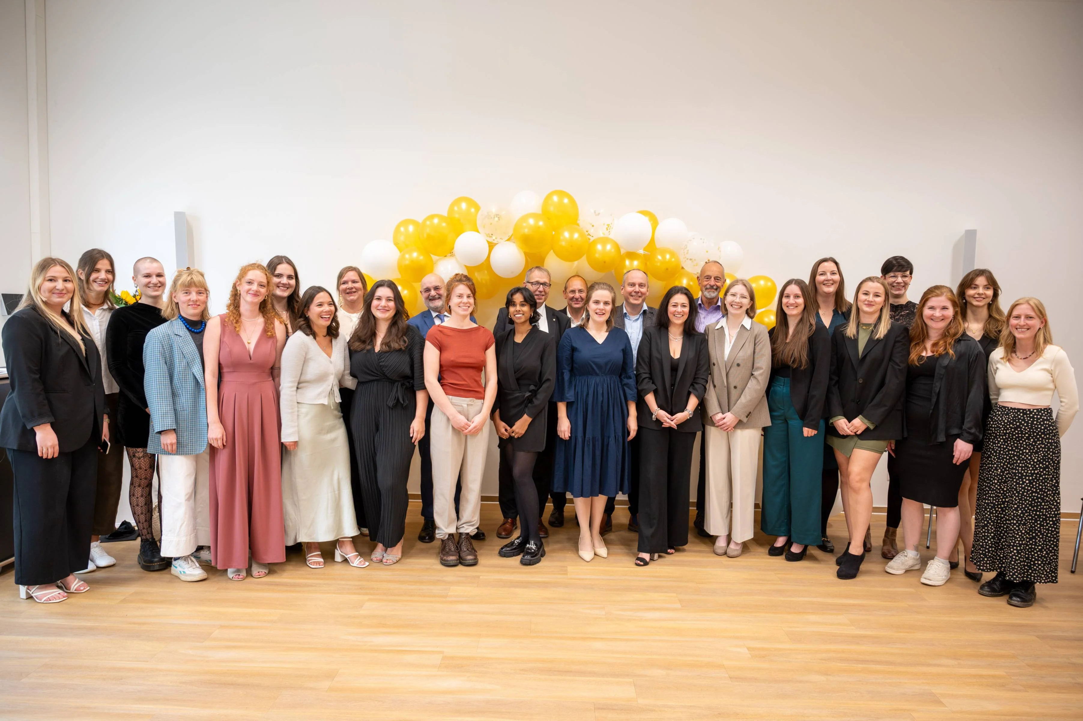 The graduates of the Bachelor's programme in Midwifery together with representatives of the University of Bonn, the Faculty of Medicine and the University Hospital Bonn