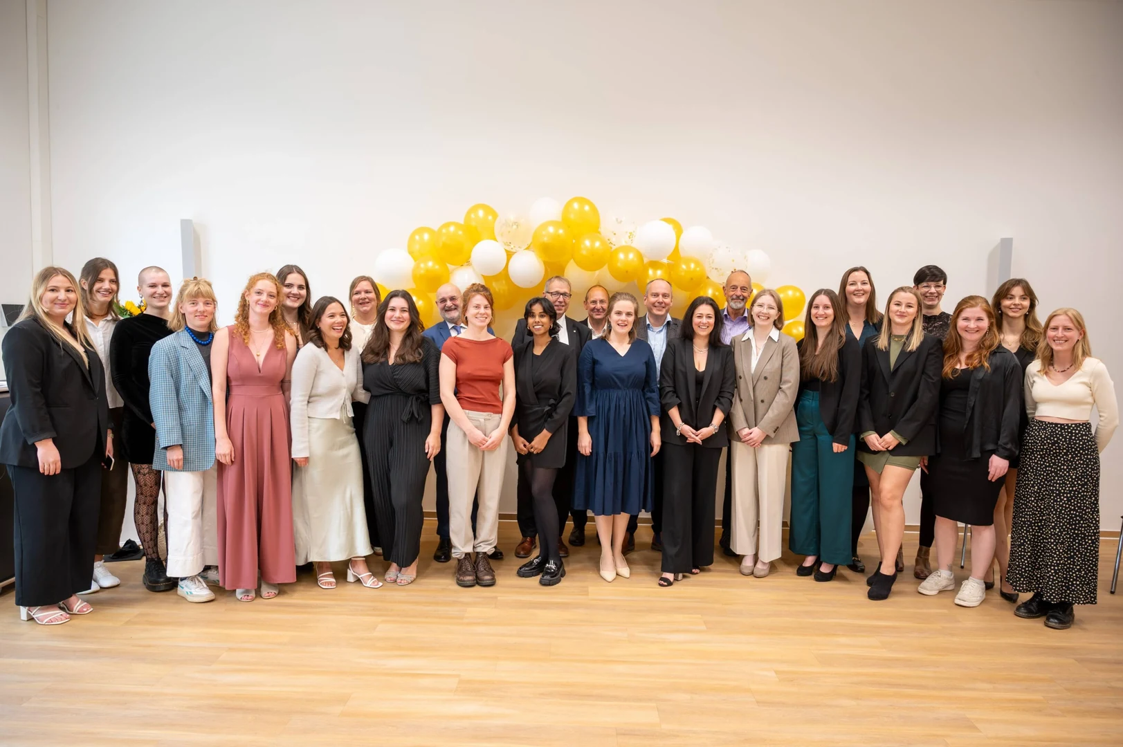 The graduates of the Bachelor's programme in Midwifery together with representatives of the University of Bonn, the Faculty of Medicine and the University Hospital Bonn