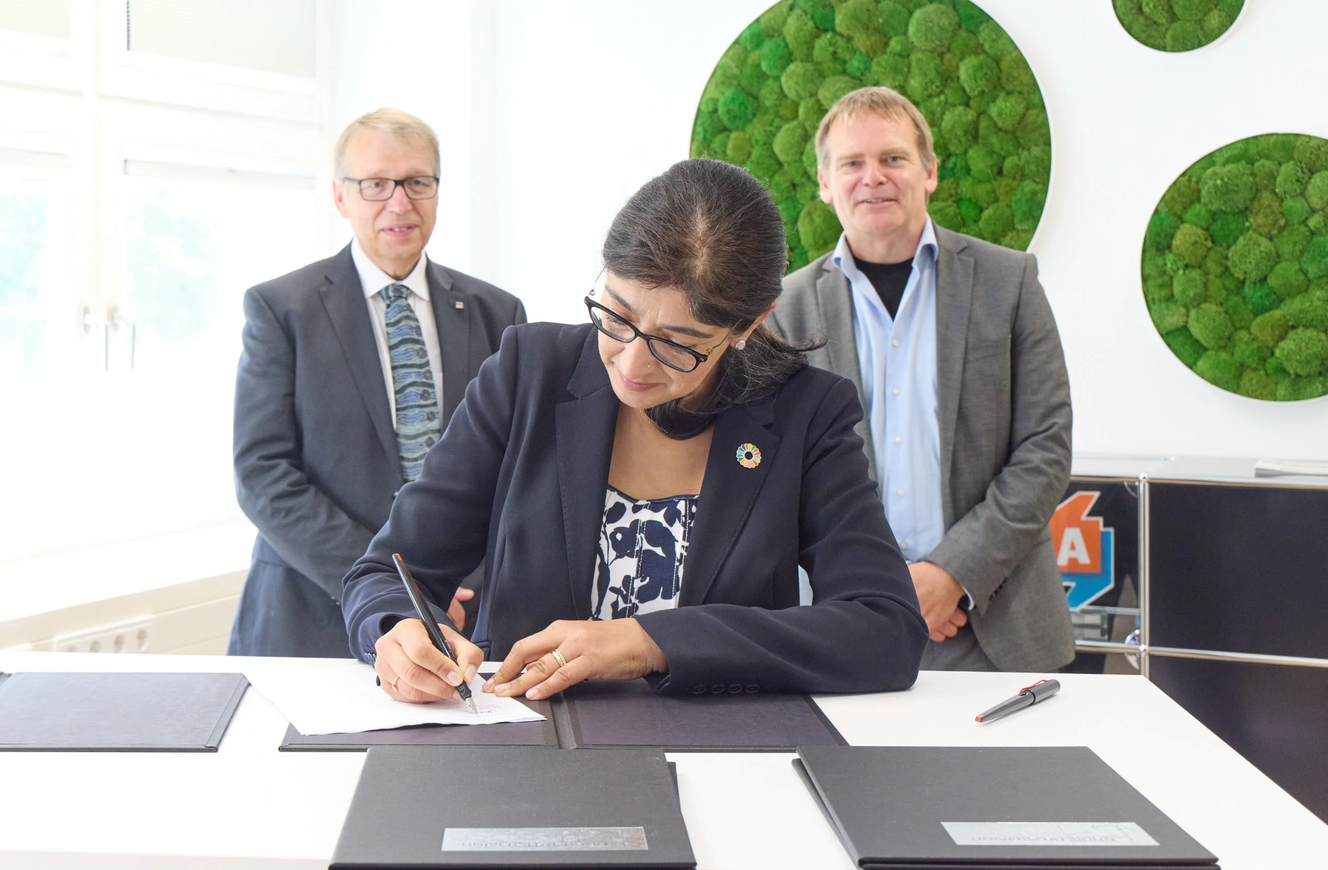 Signing of the partnership agreement (from left):
