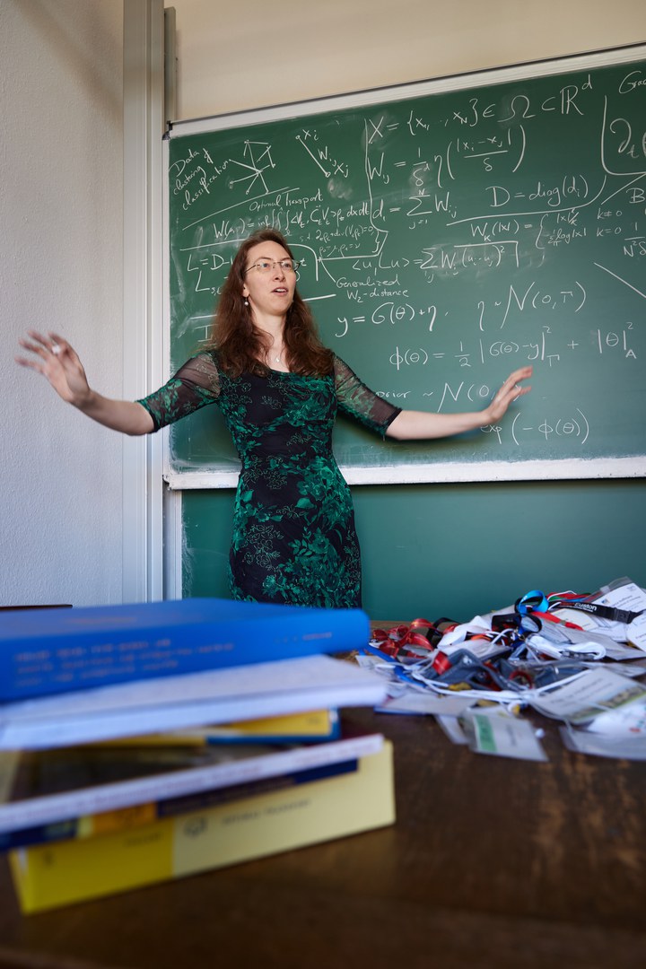 Franca Hoffmann in front of a blackboard