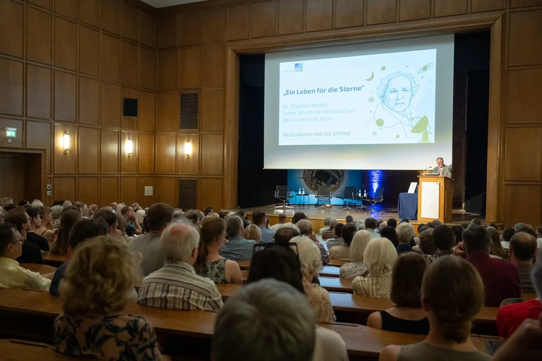 Many people accepted the university's invitation.