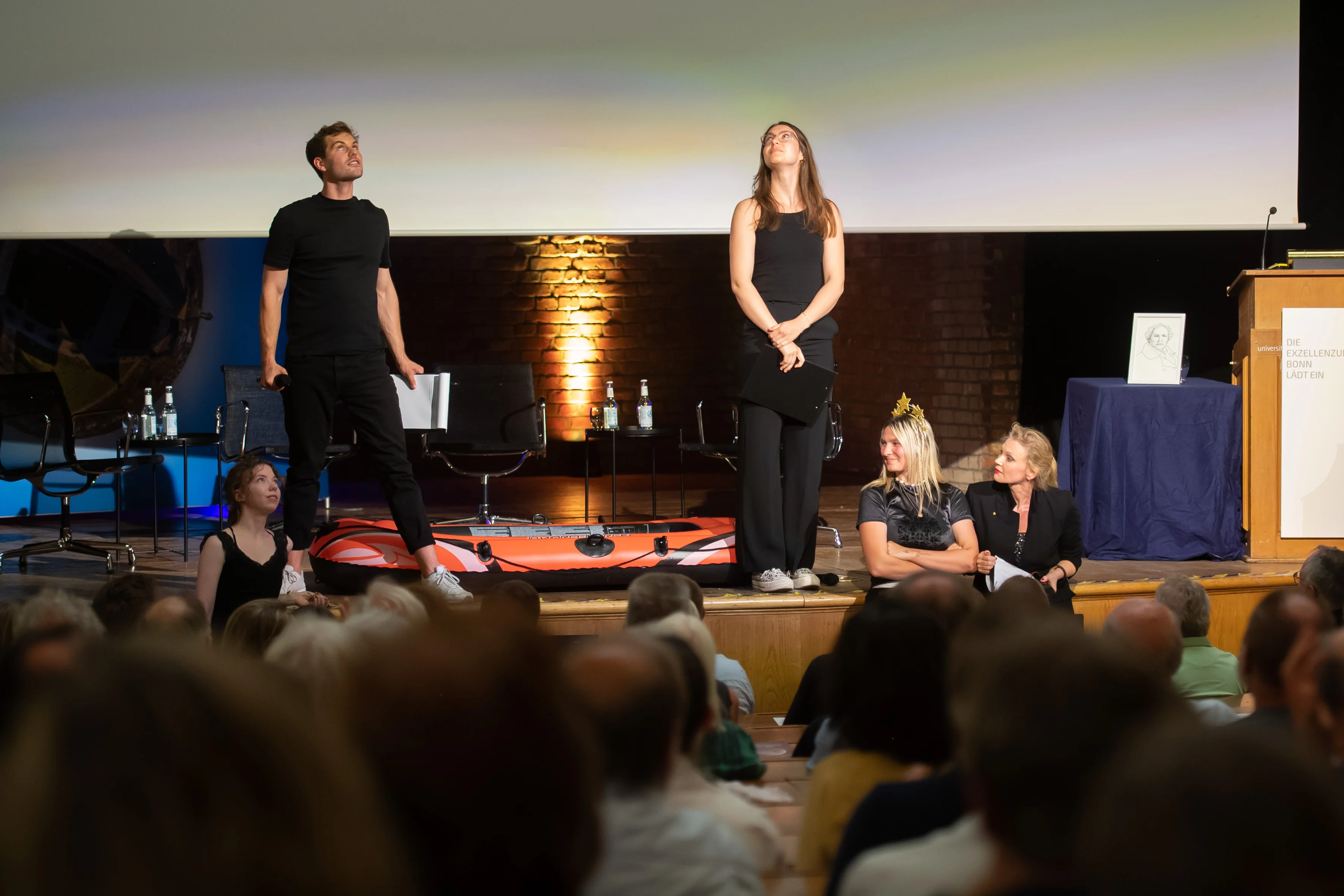 The obligatory look into the stars could not be missing during the performance.