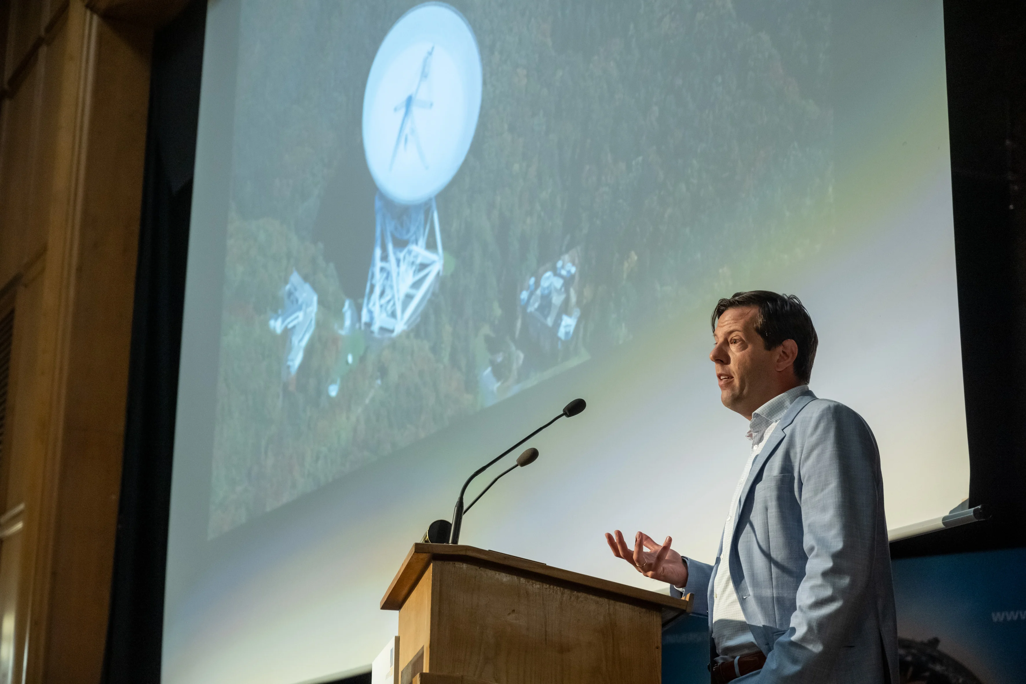 Prof. Dr. Simon Stellmer of the Physics Institute of the University of Bonn explained the cause of blinking stars.