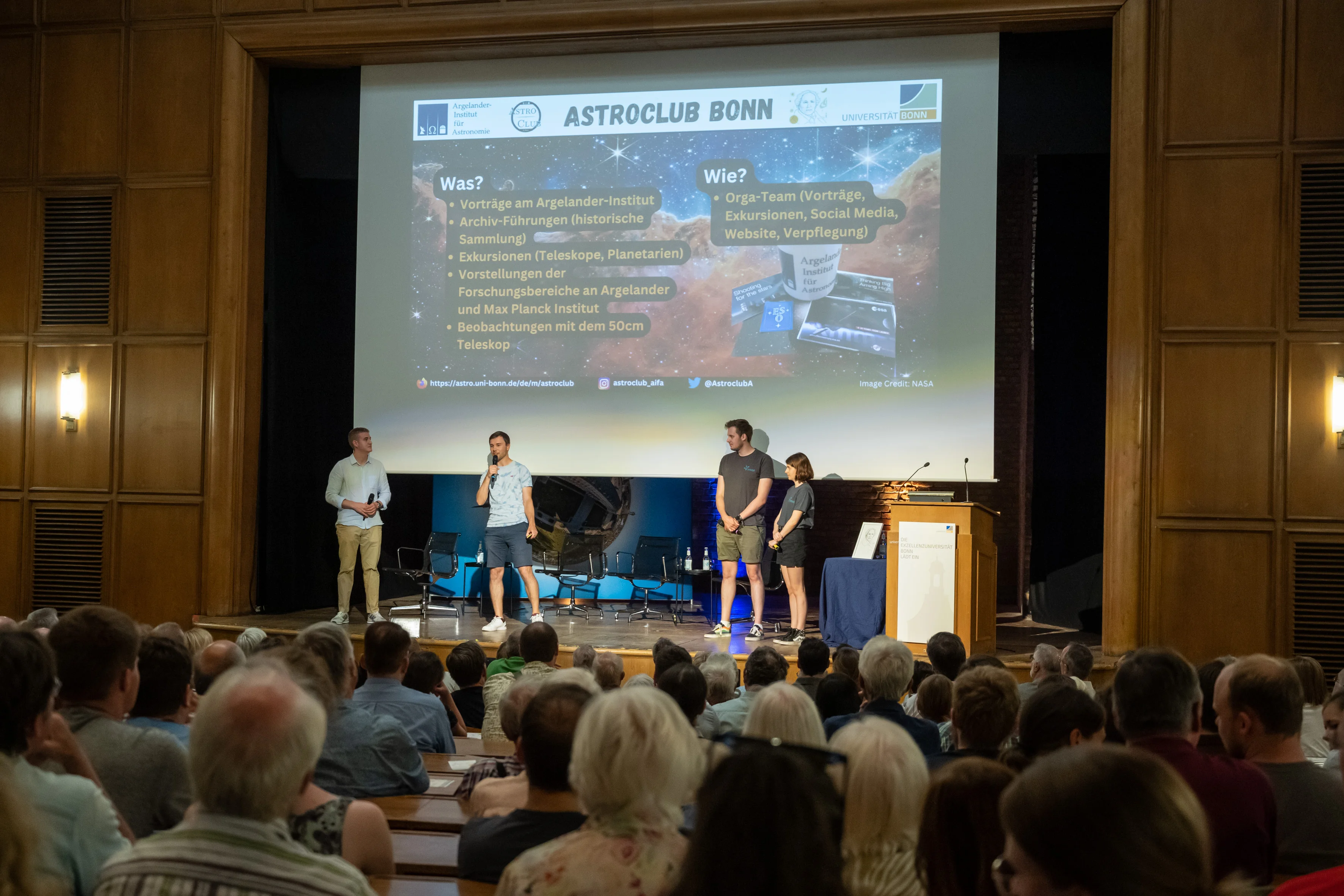 The Bonn Astroclub and the Fachschaft Astronomie und Physik presented their work to the audience.