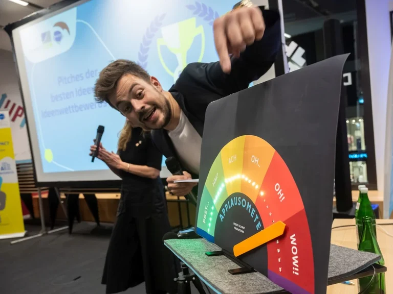 Moderator Frederik Steen measures the applause